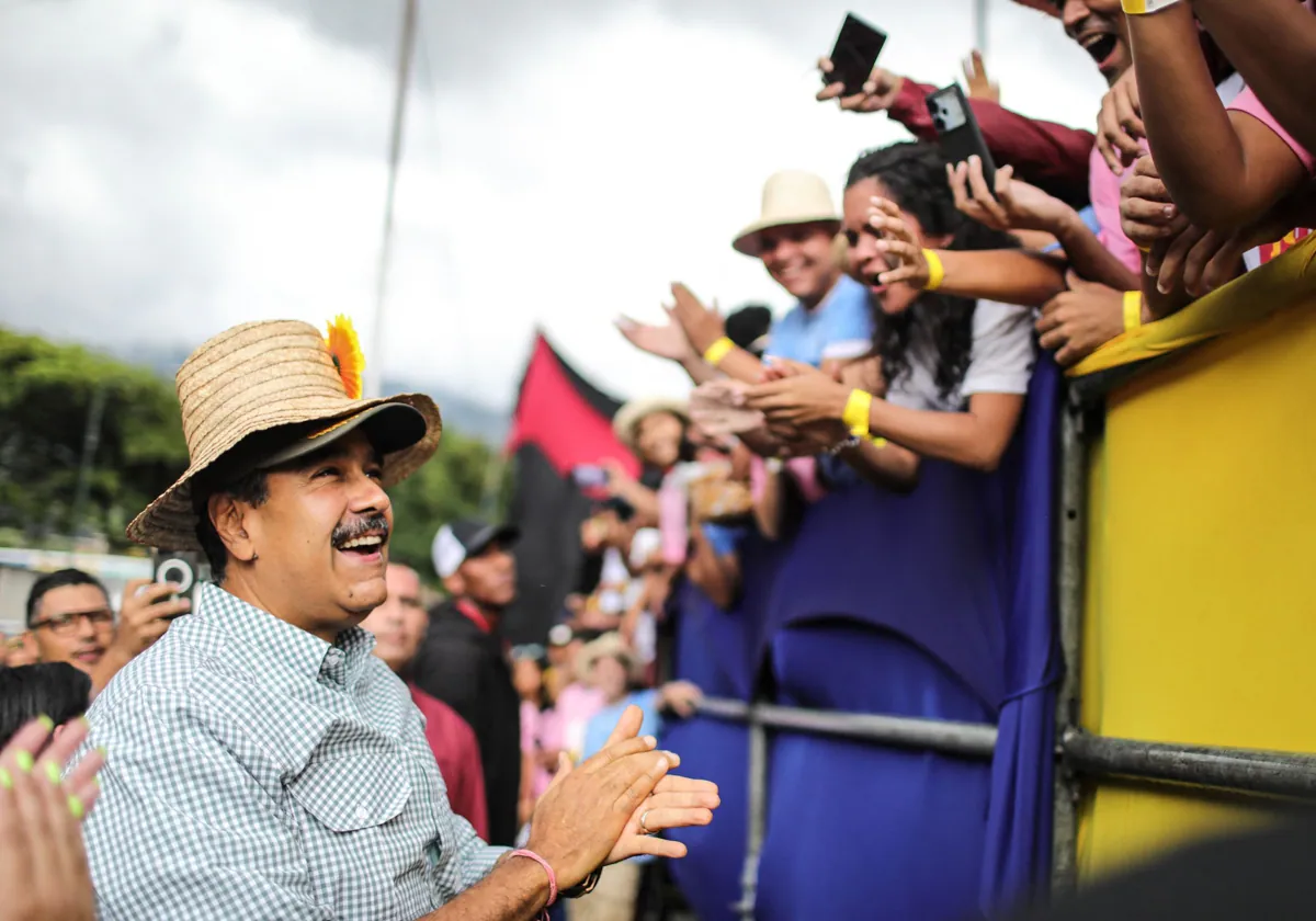 Nicolás Maduro saludando a sus partidarios durante una marcha por el 16º aniversario de la Juventud del Partido Socialista Unido de Venezuela