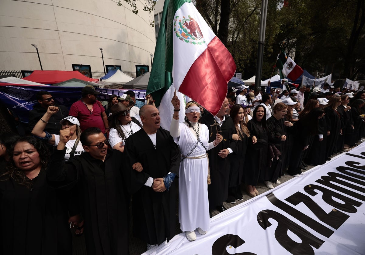 Trabajadores judiciales protestan contra la reforma en el Senado en México