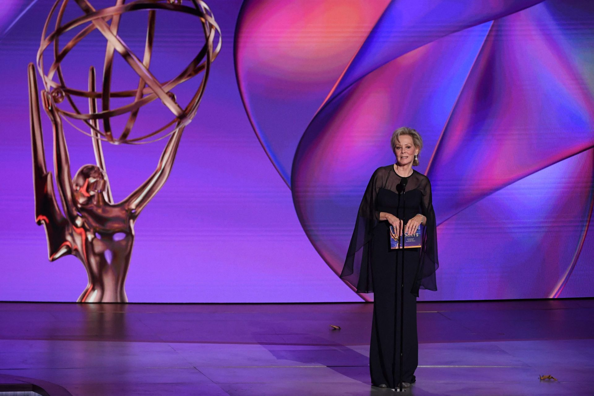 La actriz Jean Smart habla durante la 76º edición de los premios Emmy 2024