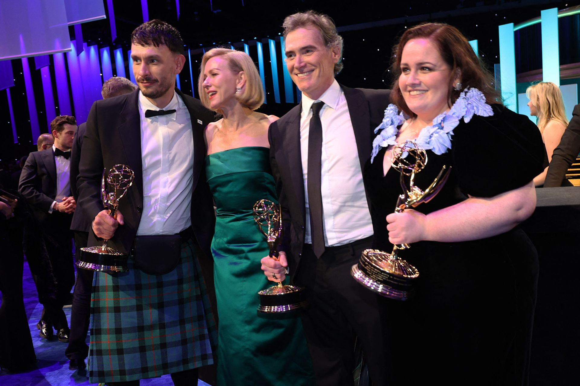 Jessica Gunning, Richard Gadd,  Billy Crudup y Naomi Watts posan con sus estatuillas en el plano de los premios de reparto