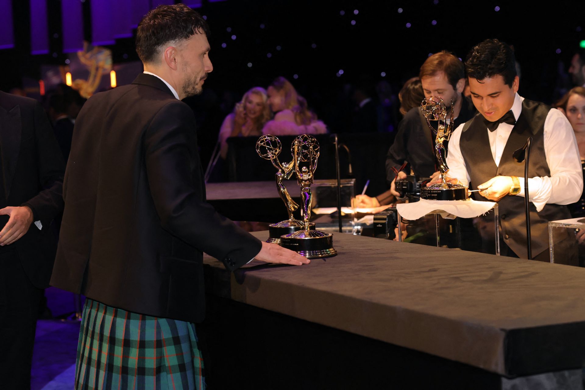 El actor Richard Gadd observa la limpieza de las estatuillas