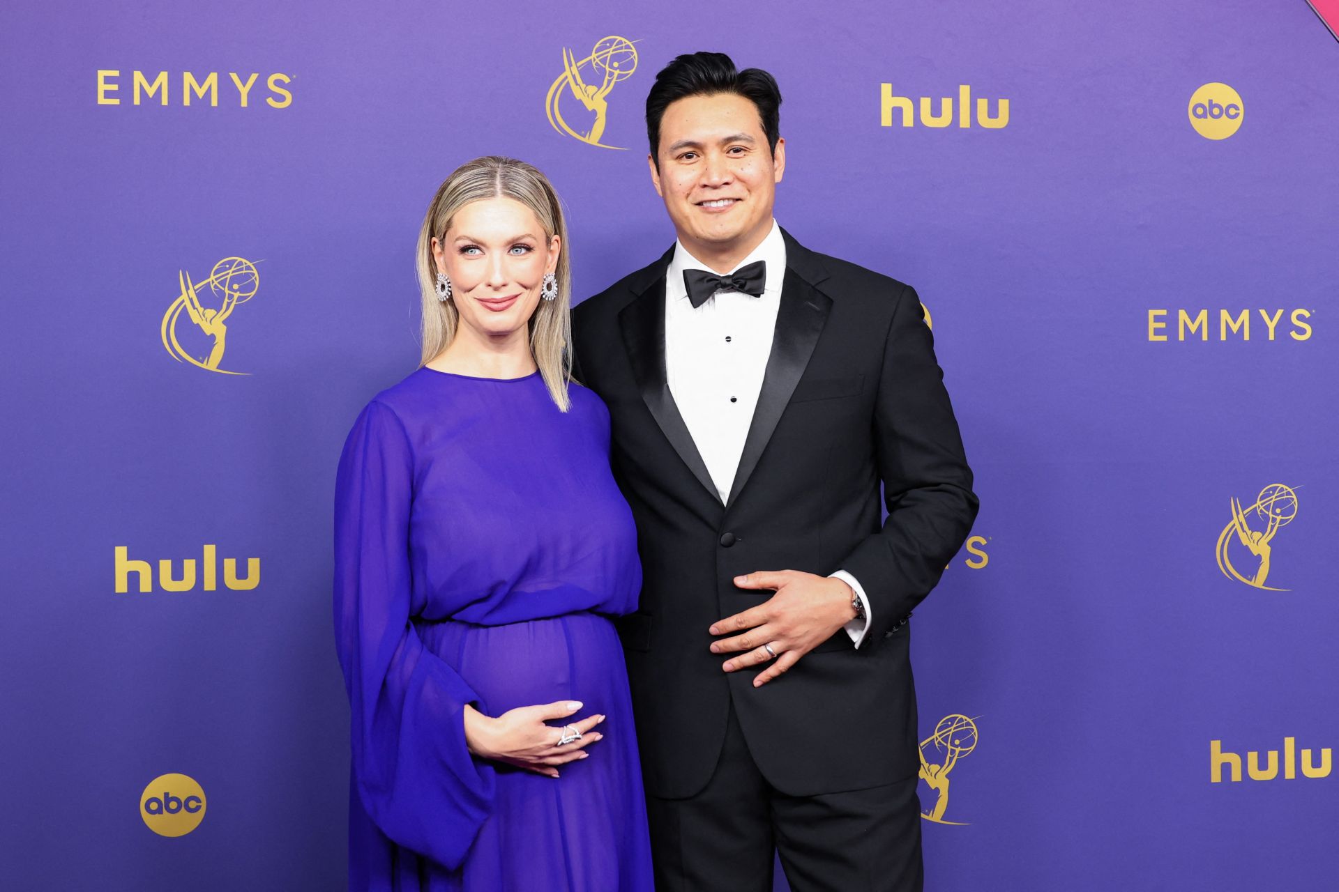 Briga Heelan y Rene Gube en la alfombra roja de los Emmy 
