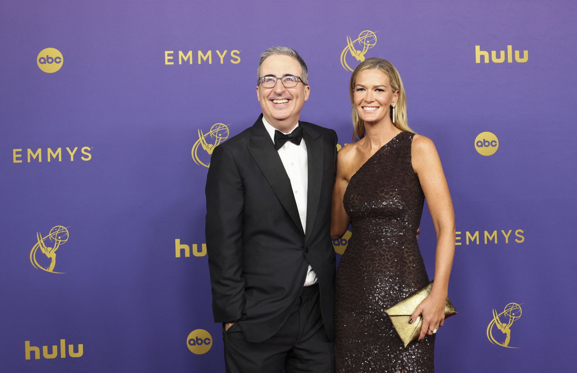 John Oliver y Kate Norley posan en la gala de los 'Emmy 2024'