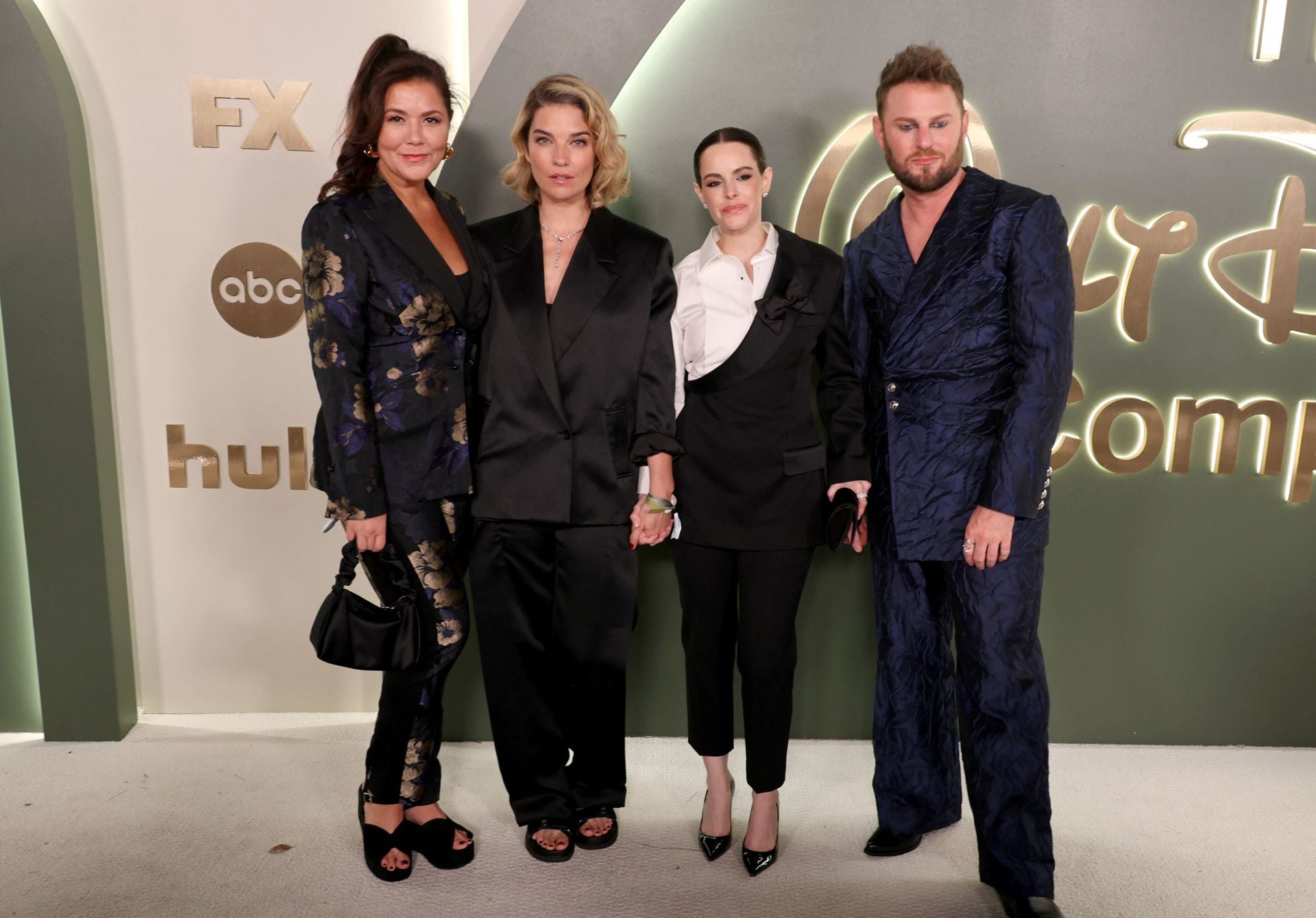 Mary Hollis Inboden, Annie Murphy, Emily Hampshire y Bobby Berk posan ante las cámaras en la gala de los 'Emmy 2024'
