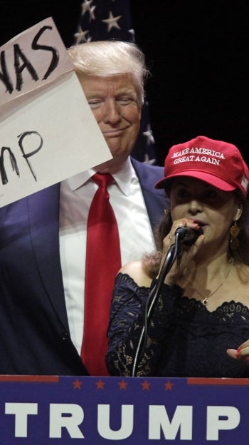 Una latina que apoya a Trump ofrece un discurso durante la campaña de 2016