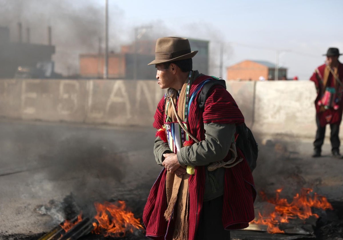 Indígenas bolivianos inician un bloqueo de caminos para exigir la renuncia de Luis Arce