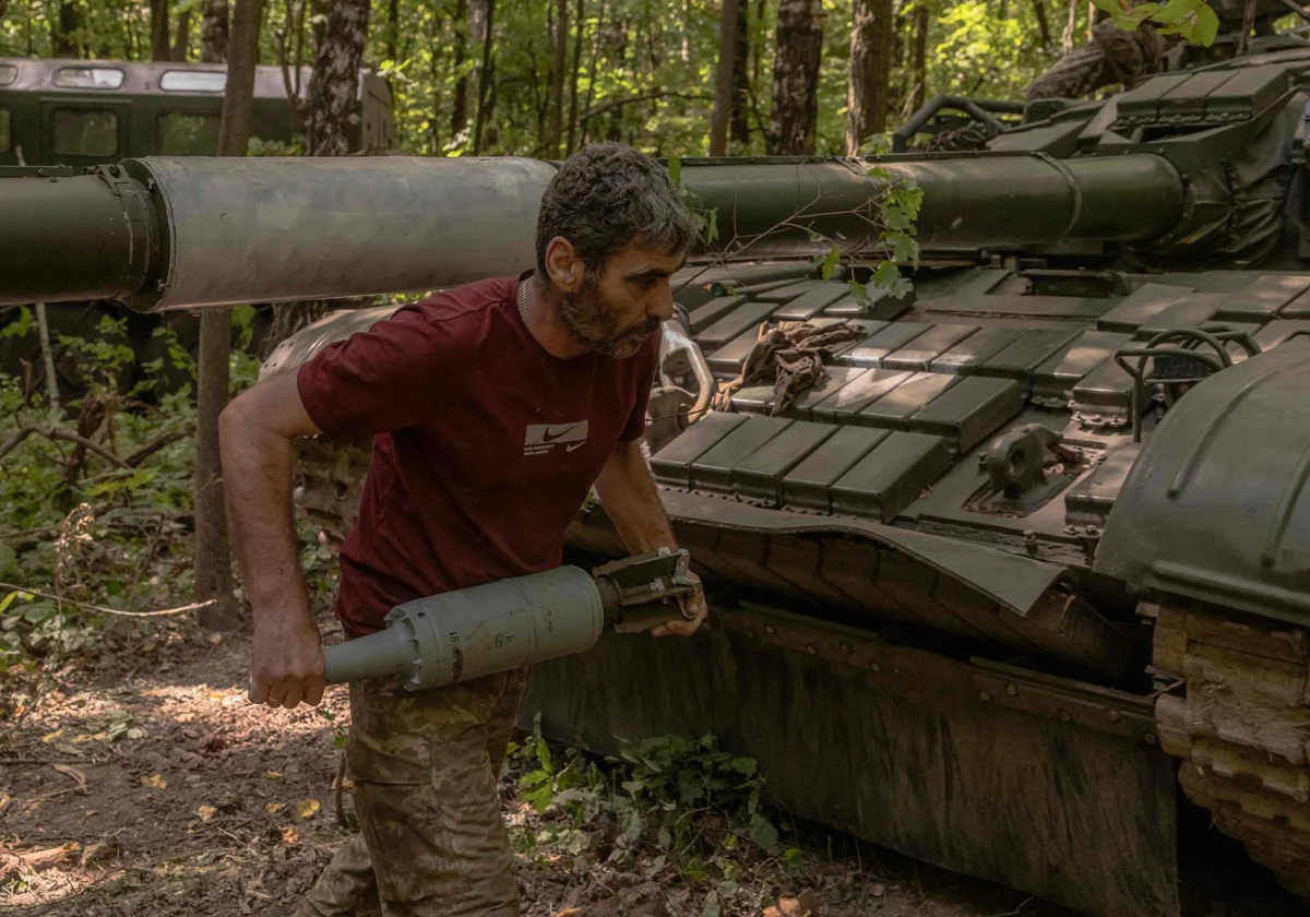 Un militar ucraniano descarga proyectiles de un tanque T-72 de fabricación soviética en la región ucraniana de Sumy