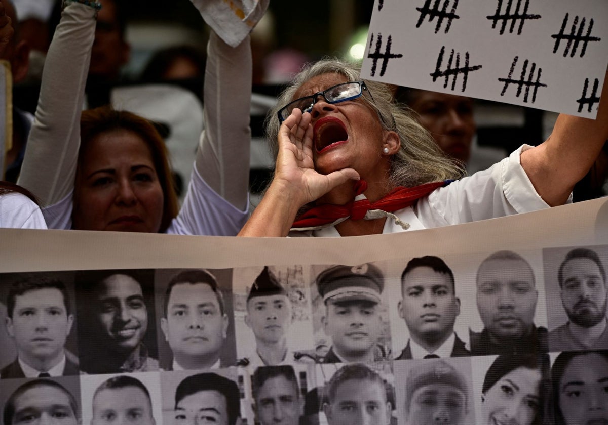 Familiares de presos políticos piden su liberación frente a la Embajada de Brasil en Caracas, la semana pasada