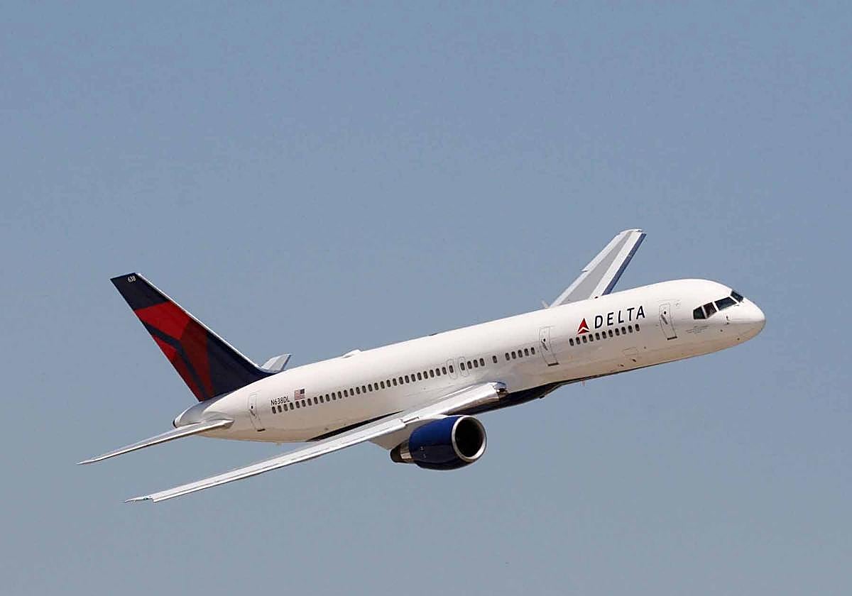 Un Avión de la compañia Delta Air Lines durante un vuelo, imagen archivo