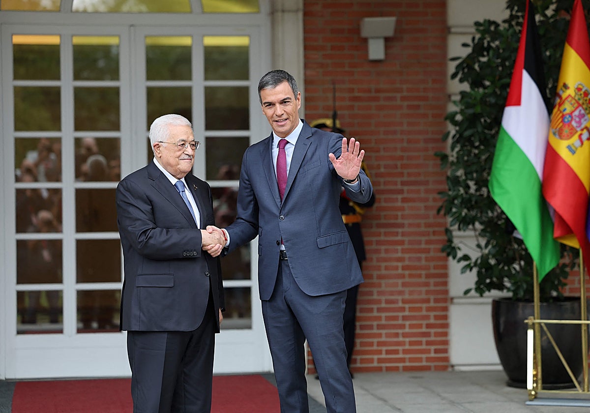 Sánchez y Mahmud Abbas, este jueves en las escalinatas de La Moncloa