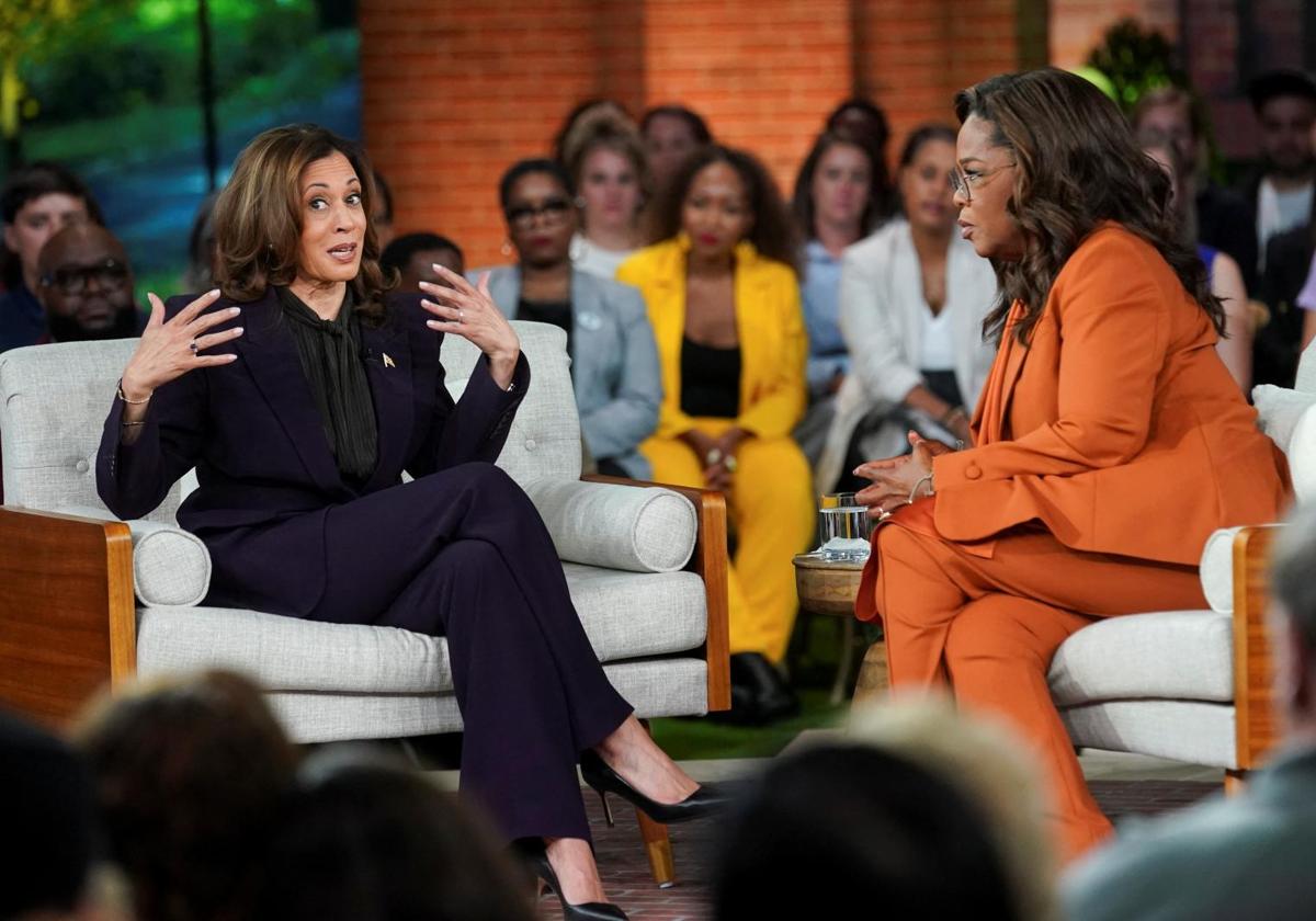 Oprah Winfrey durante la charla con la candidata presidencial demócrata y vicepresidenta de Estados Unidos, Kamala Harris