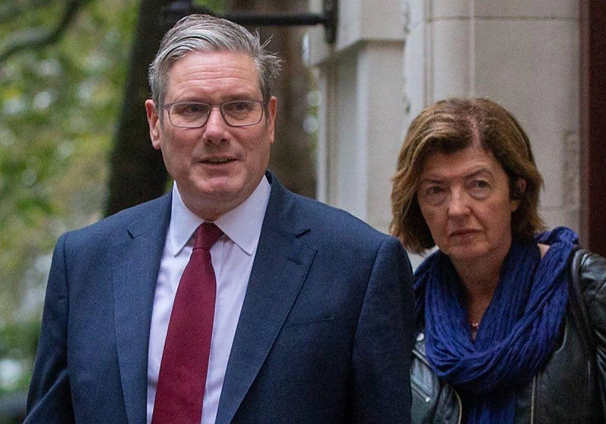 El primer minisitro británico, Keir Starmer, y su jefa de gabinete, Sue Gray