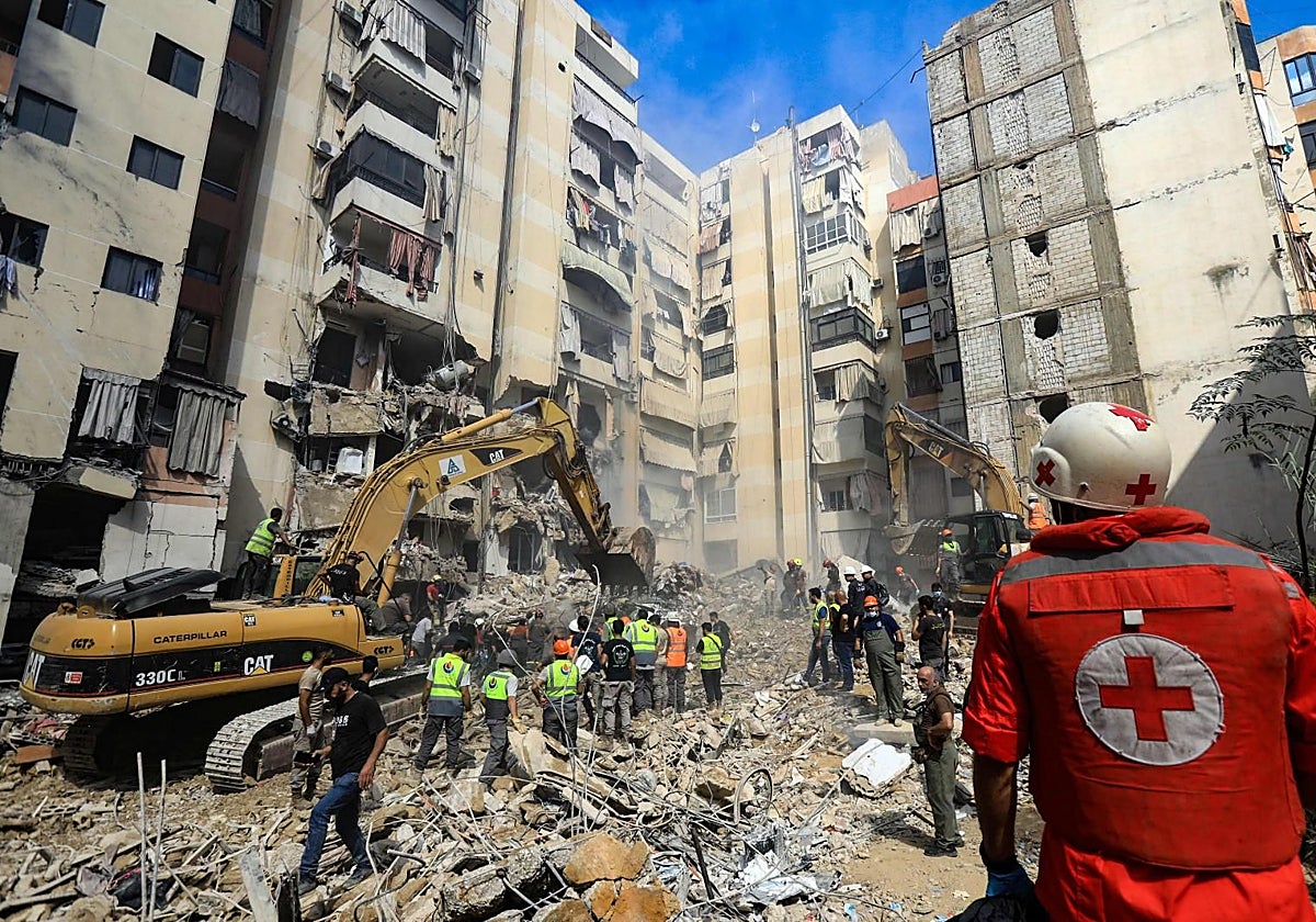 Los rescatistas revisan los escombros en los suburbios del sur de Beirut, tras el ataque de Israel
