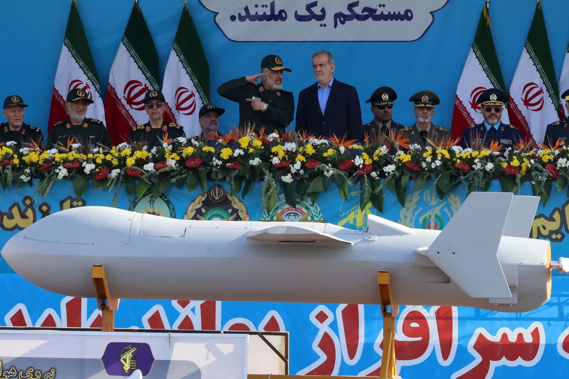 El presidente iraní y el comandante de la Fuerza Aeroespacial Islámica observan el dron Shahed 136-B