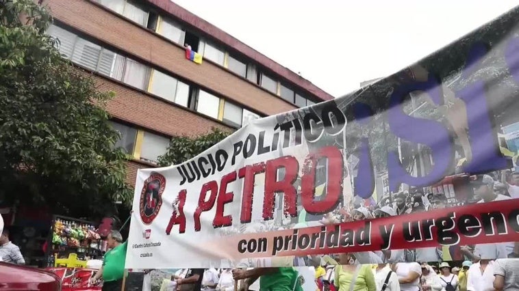 Ciudadanos de Medellín marchan en contra del Gobierno y las reformas del presidente Petro