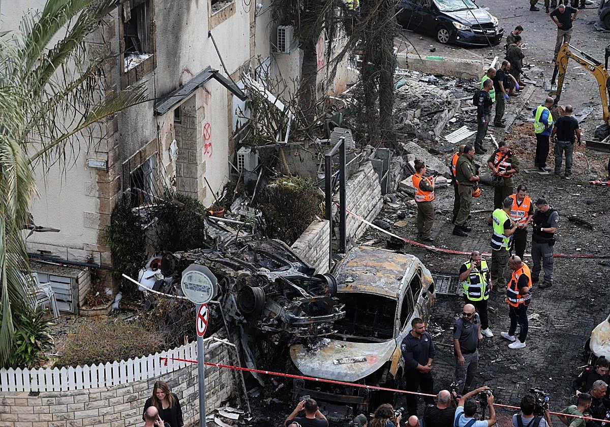 Escombros y vehículos carbonizados en Haifa tras el ataque