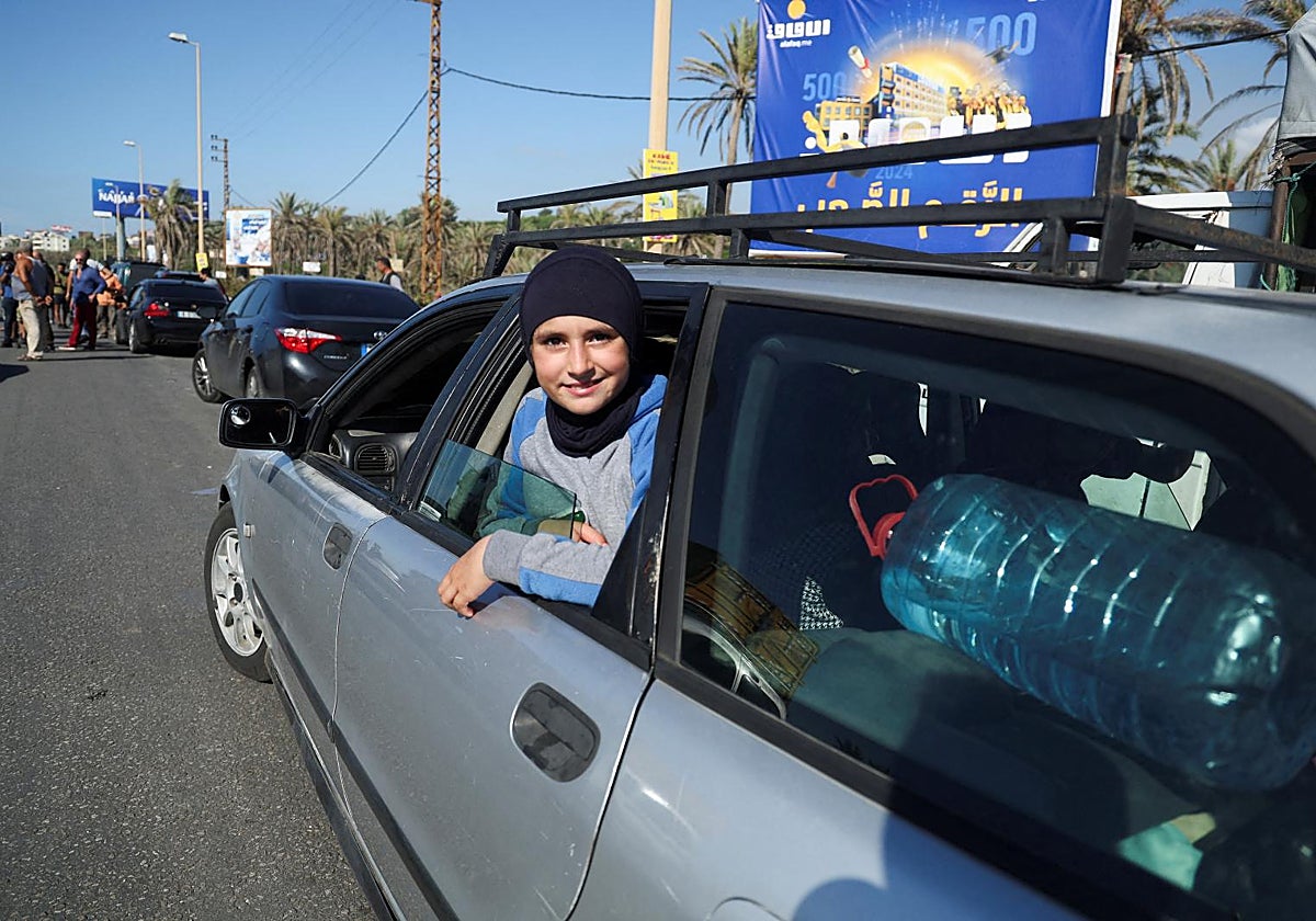 Una niña mirando desde la ventana de su coche