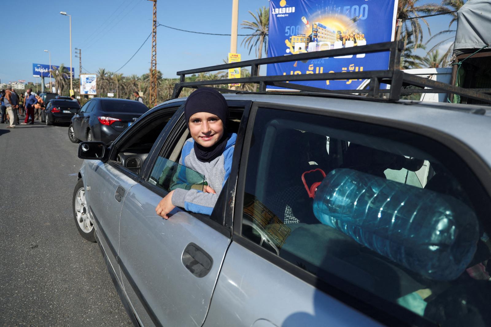 Una niña mirando desde su ventana del coche