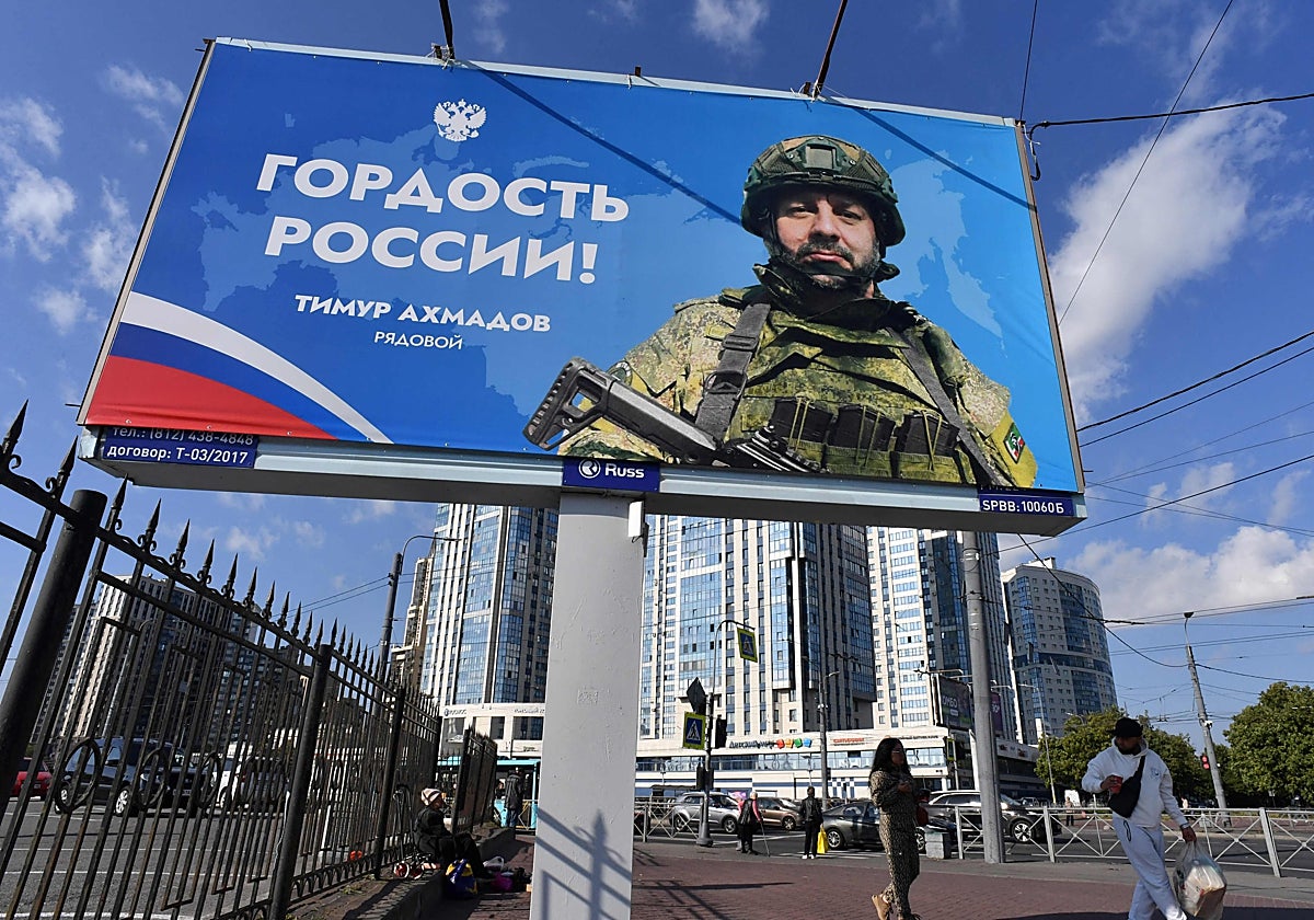 Un cartel apologético del Ejército ruso en San Petersburgo