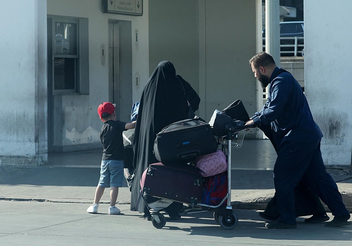 Un hombre, junto a su familia, empuja un carro con maletas en el Aeropuerto Internacional Rafic Hariri