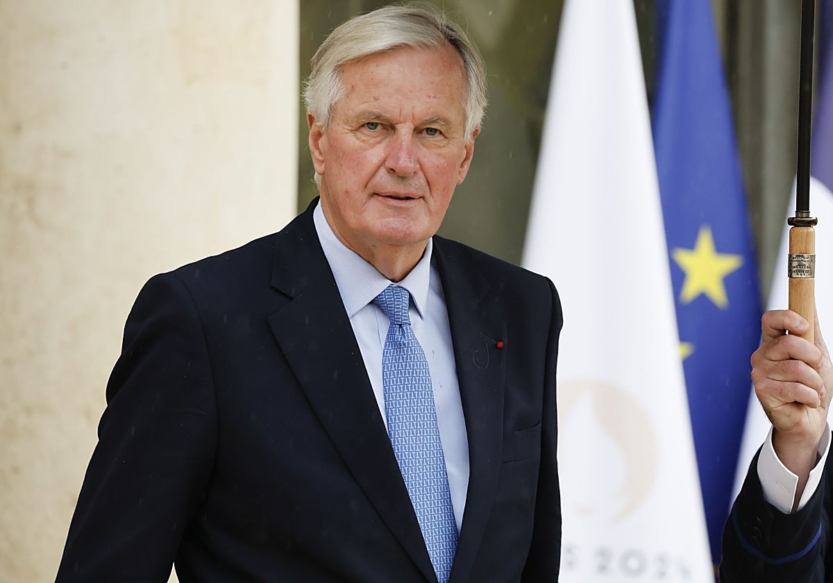 El primer ministro francés, Michel Barnier,sale de la primera reunión de gabinete, en el Palacio del Elíseo en París