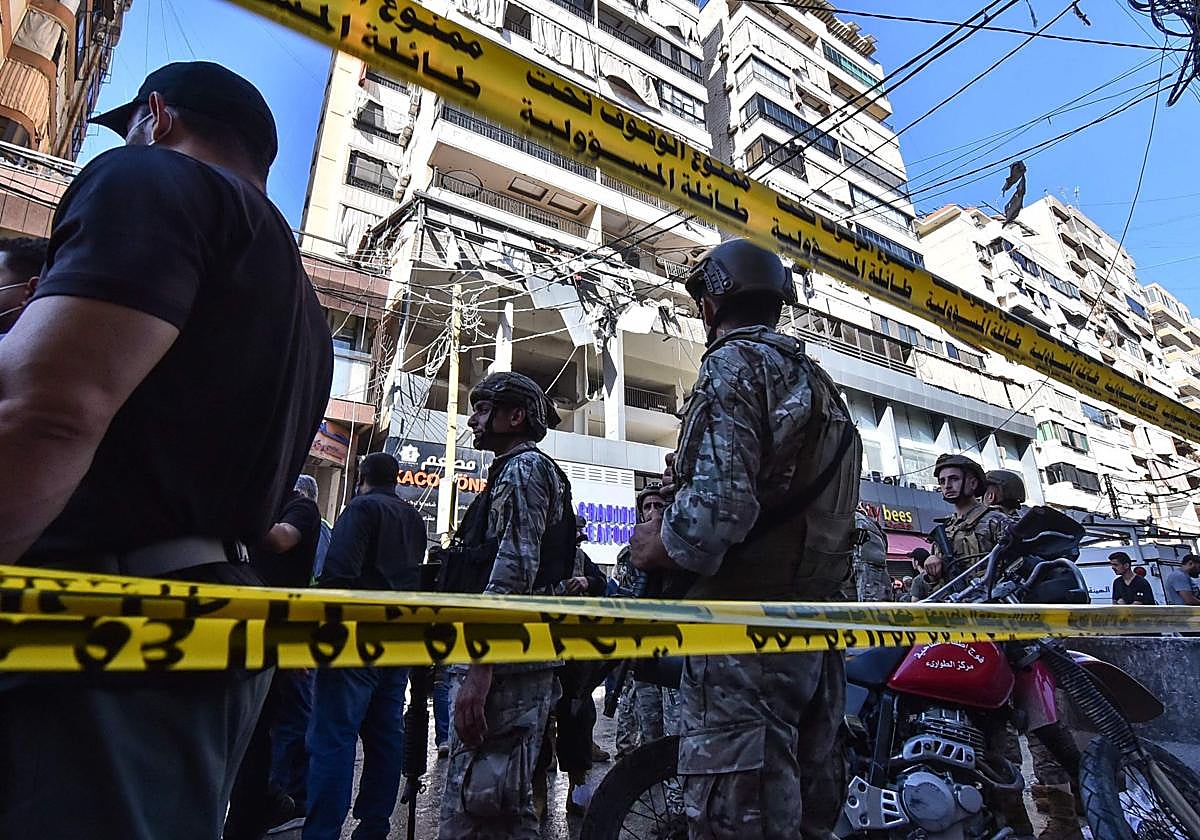 Soldados del Líbano acuden al lugar del bombardeo israelí en Beirut.
