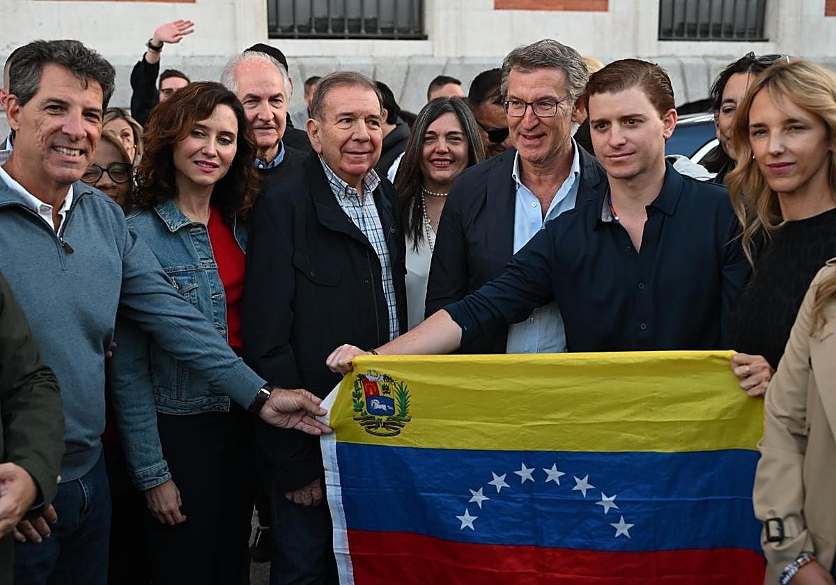 Edmundo González junto a Isabel Díaz Ayuso y Alberto Núñez Feijóo en la protesta contra el Gobierno de Venezuela de Maduro en Madrid