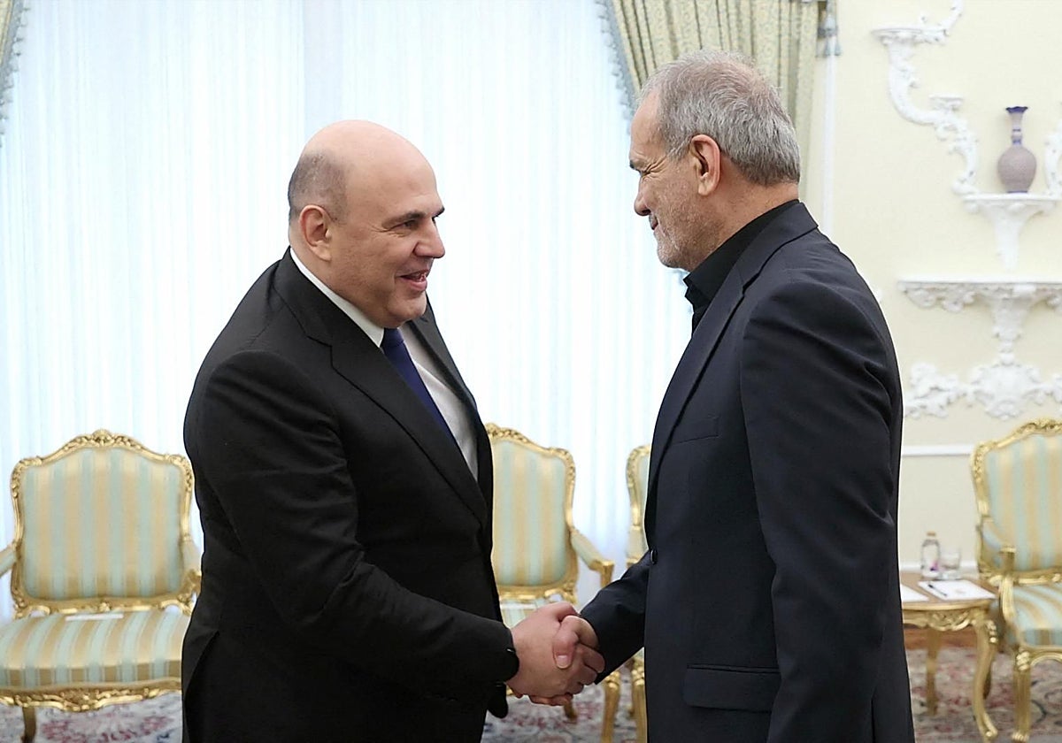 El primer ministro ruso, Mijail Mishustin, se reúne con el presidente iraní, Masoud Pezeshkian, en Teherán