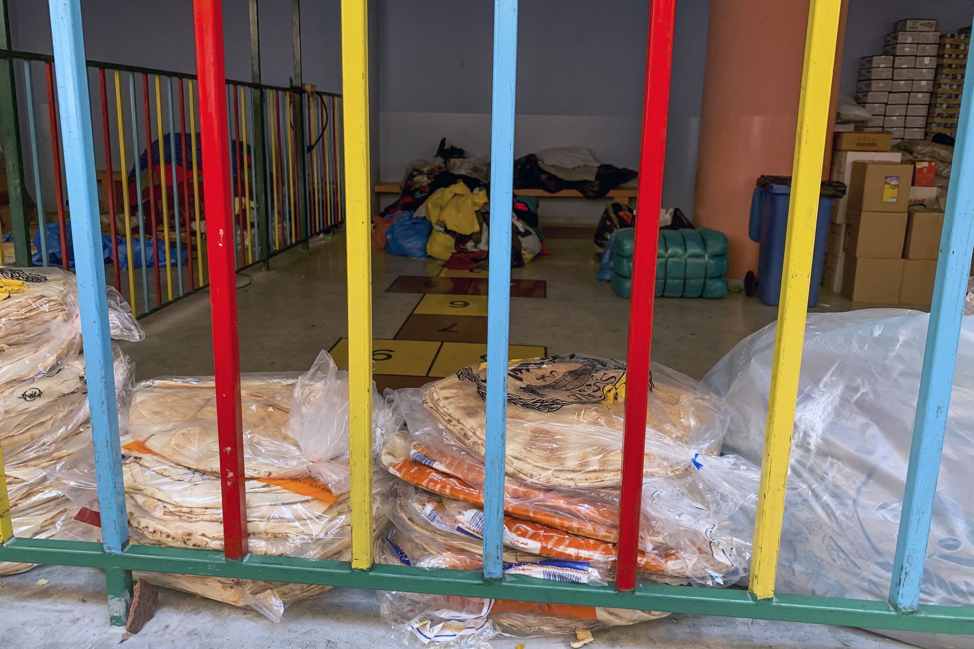 Una pequeña escuela con los bártulos recogidos de los niños recogidos  entre los barrotes que han sido cerrados