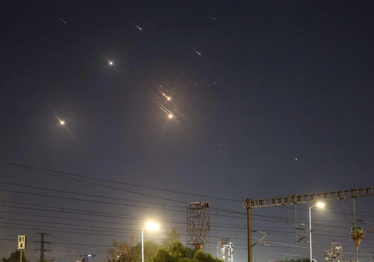 Foto de la Cúpula de Hierro de Israel interceptando misiles