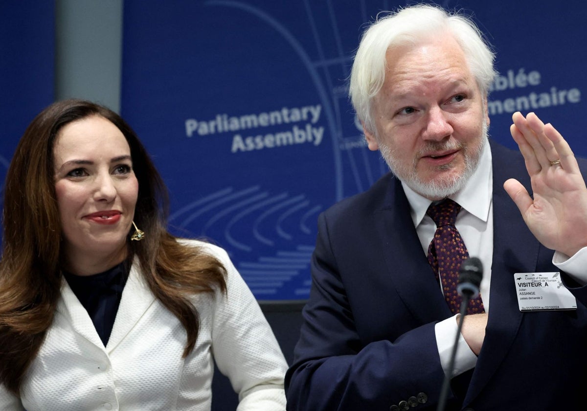 El líder de WikiLeaks, Julian Assange, junto a su esposa, Estella, en el Consejo de Europa