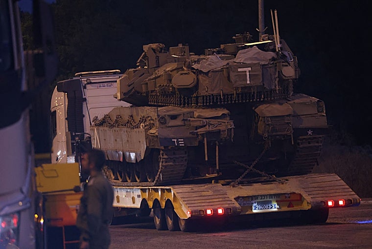 Un tanque del ejército israelí es transportado, en medio de hostilidades transfronterizas entre Hezbolá e Israel, en el norte de Israel