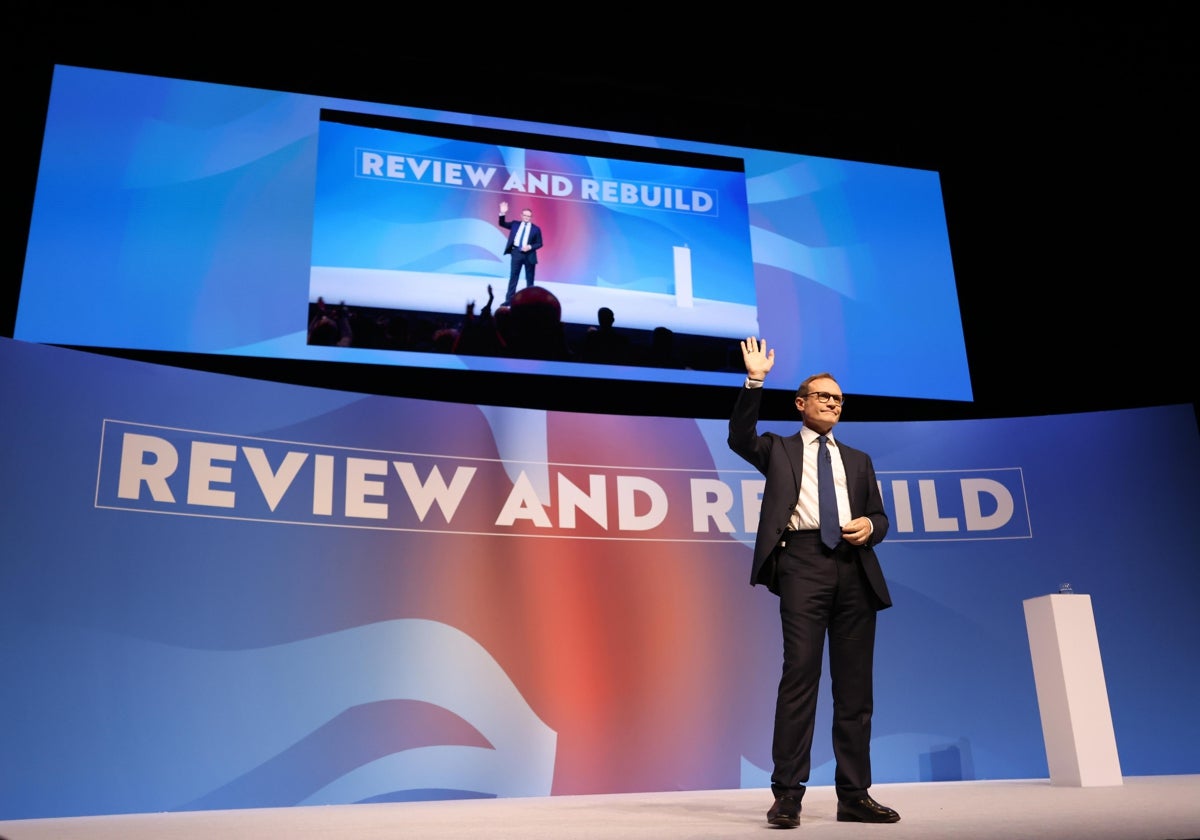 El candidato a la jefatura del Partido Conservador, Tom Tugendhat, pronuncia un discurso durante el último día de la Conferencia del Partido Conservador en Birmingham