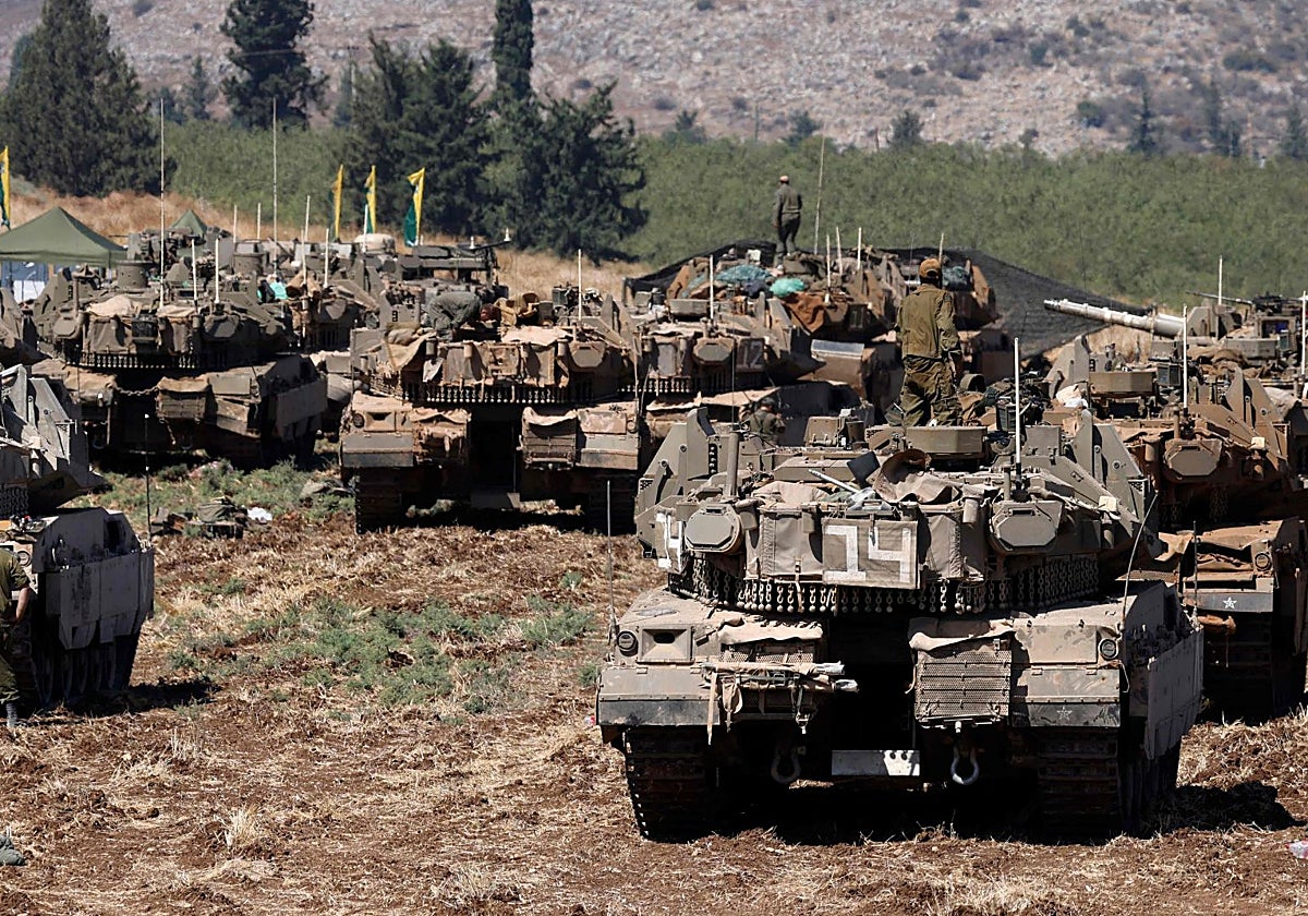 Carros de combate israelíes en la frontera con el Líbano