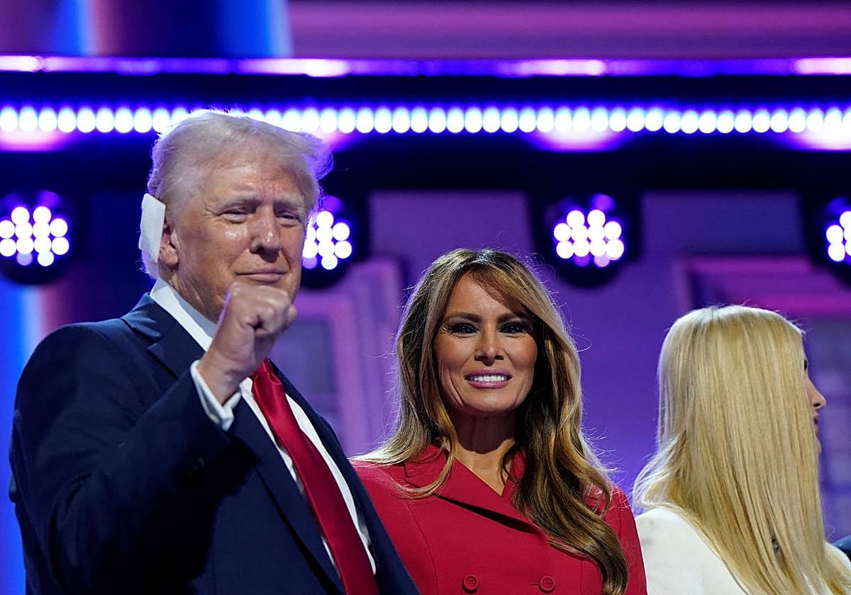 El expresidente Donald Trump con su esposa Melania durante un acto de la campaña electoral