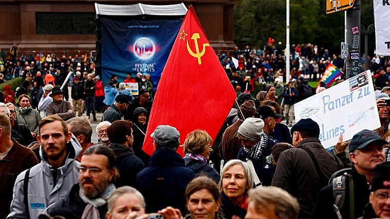 Manifestantes portan banderas comunistas