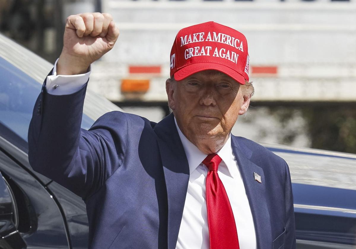 El candidato republicano y expresidente de Estados Unidos, Donald Trump, saluda durante un recorrido por las zonas afectadas por el huracán Helene, este lunes en Valdosta, Georgia (EE.UU.).