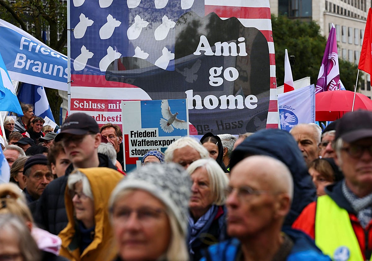 Manifestantes en la protesta prorrusa celebrada en Berlín
