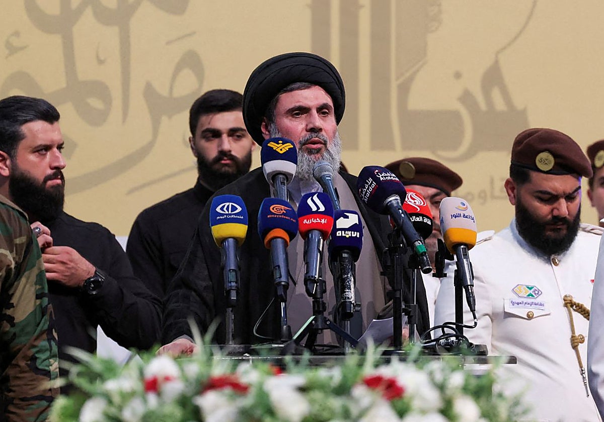 Hashem Safieddine habla durante el funeral de  un alto comandante de Hizbolá muerto en un ataque israelí, en una foto de archivo