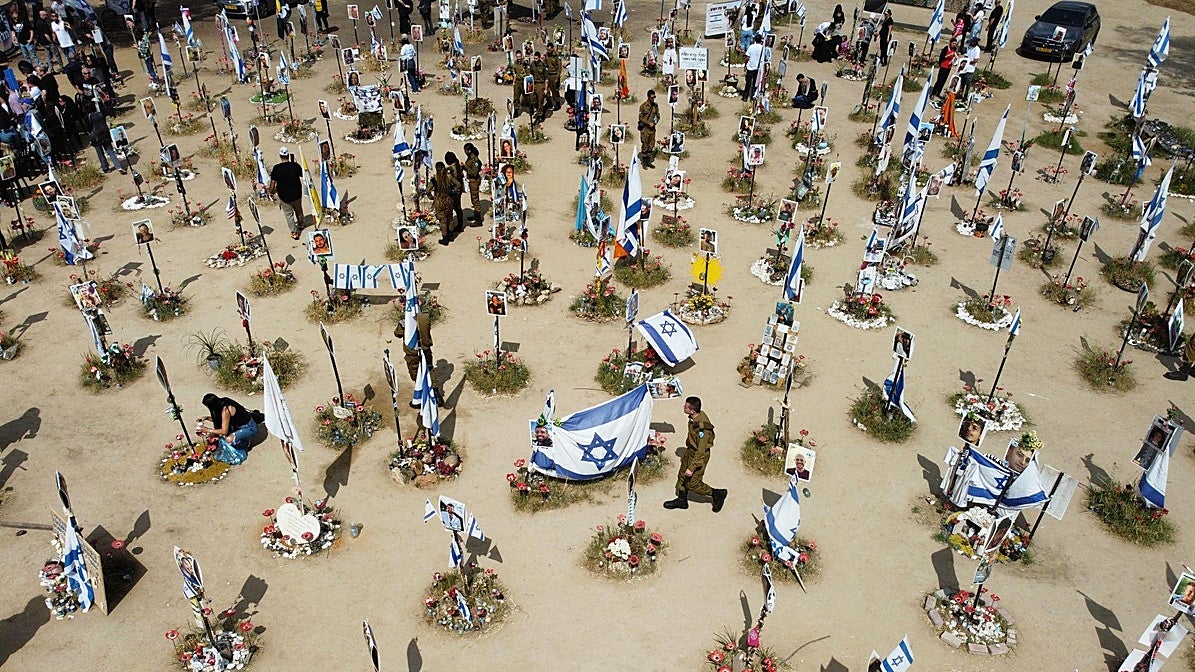Familiares de víctimas visitan el memorial en el lugar donde se celebró el festival Nova