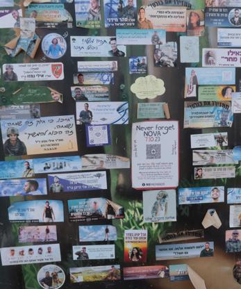 Imagen secundaria 2 - Fotos de las víctimas, un cementerio, mensajes de cariño a los seres queridos perdidos... El recuerdo permanece vivo en el lugar del festival Nova