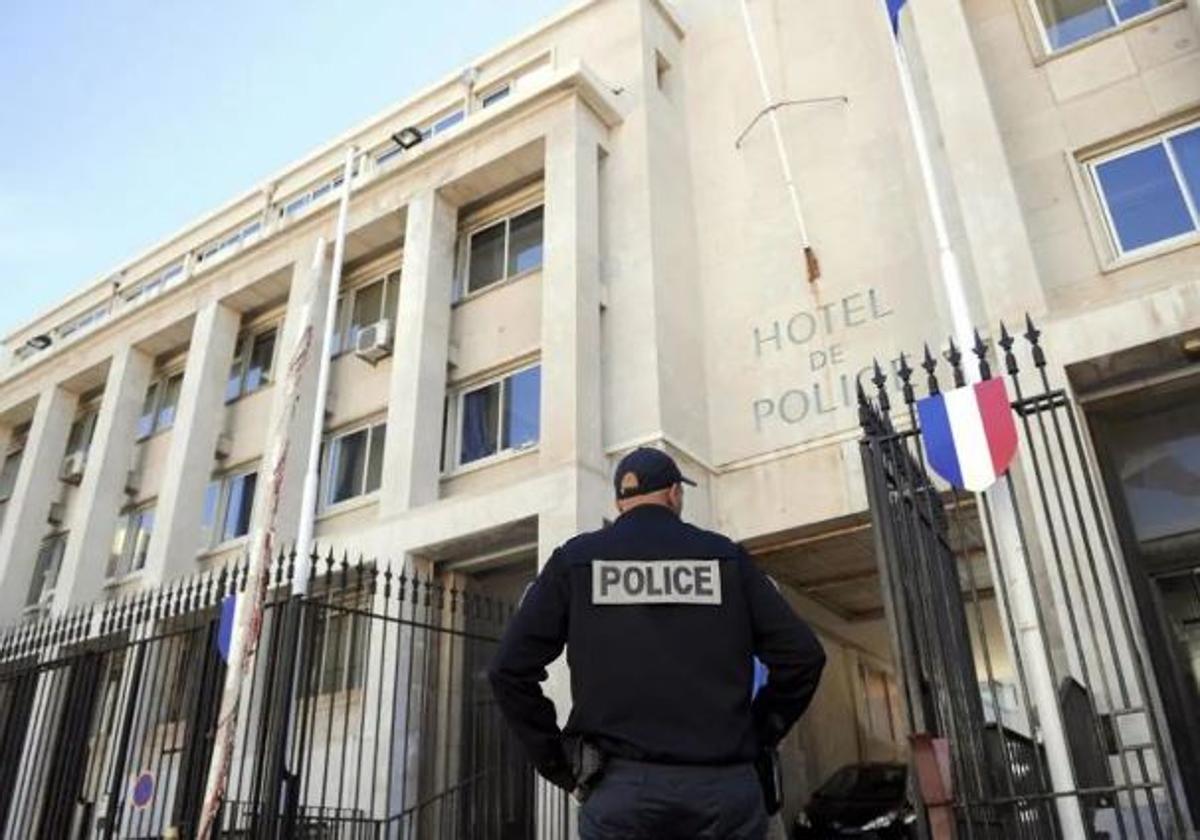 Imagen de archivo de un agente de policía frente a la comisaría de Marsella