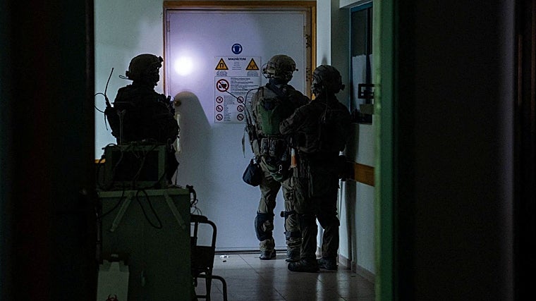 Unos soldados israelíes inspeccionan el interior de Al Shifa