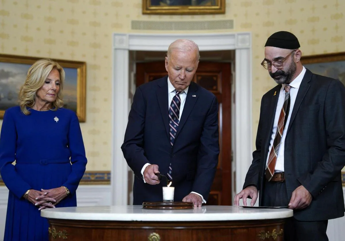 El presidente de Estados Unidos, Joe Biden, y la primera dama, Jill Biden, acompañados por un rabino, participan en el encendido de velas de la celebración del Yahrzeit para conmemorar un año desde los ataques de Hamás