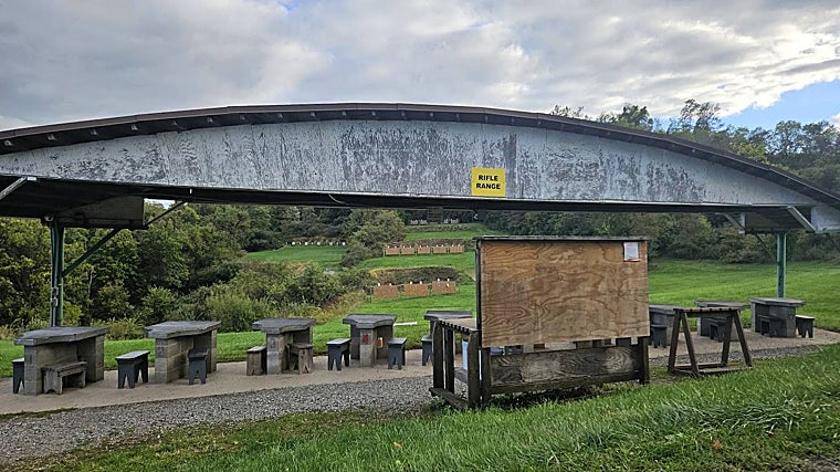 El club de tiro se ubica en un paraje frondoso realzado por los primeros colores del otoño