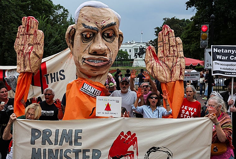 Manifestantes protestan el día de la visita del primer ministro israelí Netanyahu a la Casa Blanca en Washington