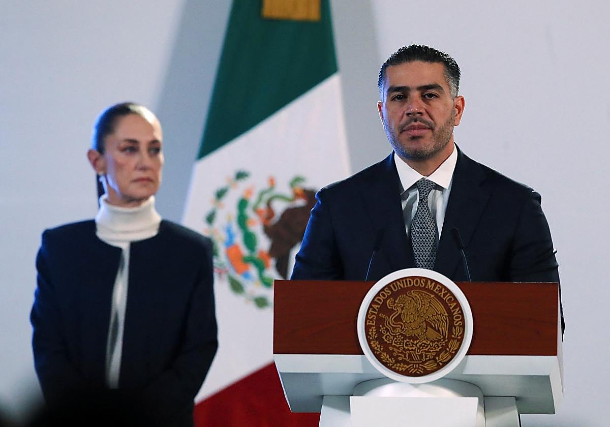 De fondo, la presidenta de méxico, Claudia Sheinbaum, y en primer plano, Omar García Harfuch