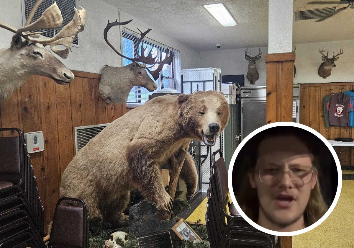 Trofeos de ciervos, alces y hasta un oso disecado decoran el club de tiro de Clairton. En el círculo, foto de archivo de Thomas Crooks