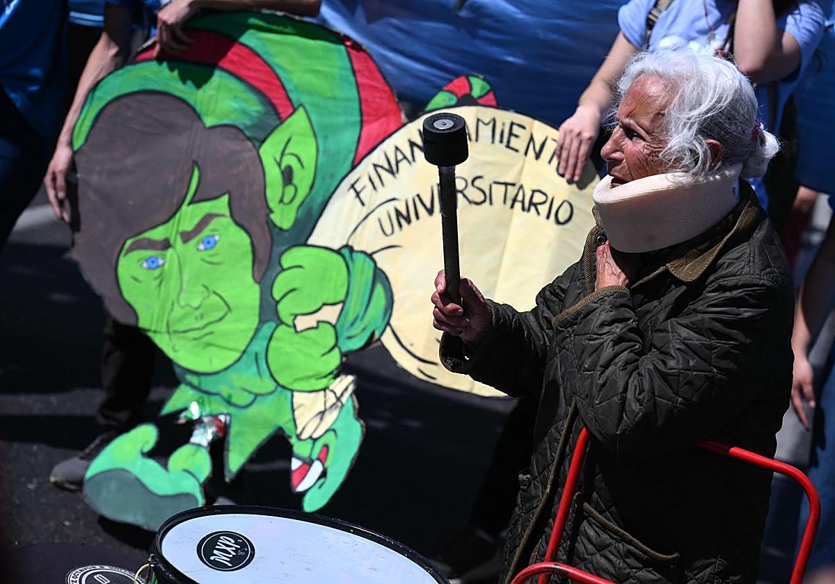 Imagen tomada durante la protesta a lasa fueras del Congreso, mientras se votaba la mencionada ley