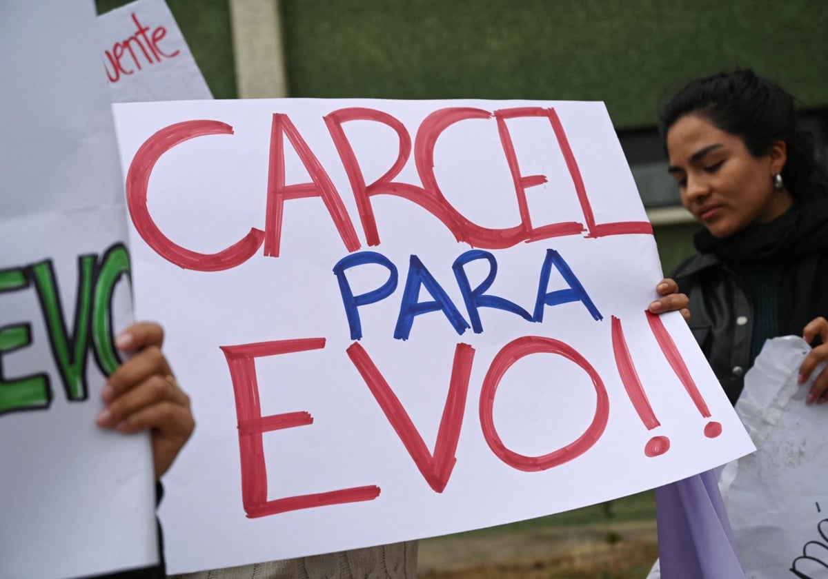 Manifestantes ante la fiscalía donde debía haberse presentado Evo Morales a declarar